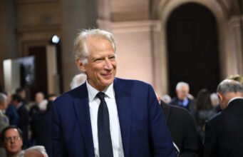Tổng thống 2027: từ La Rochelle, Dominique de Villepin không chính thức là ứng cử viên, nhưng đang trong chiến dịch tranh cử