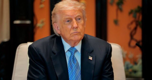 Trump tham gia hàng loạt giao dịch chứng khoán