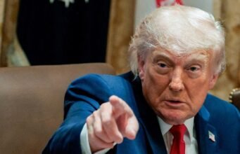 Trump trả lại dự thảo thỏa thuận Iran với những thay đổi, nhấn mạnh ngôn ngữ cứng rắn hơn xung quanh Hormuz, chương trình hạt nhân: báo cáo