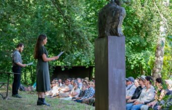 Windstein. Tại Guensthal, Nhà hát Forest đoàn kết các tín đồ xung quanh Chekhov