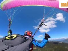 Xem: Máy bay tách dù lượn giữa chuyến bay, người phụ nữ lao xuống la hét trên dãy Alps của Áo