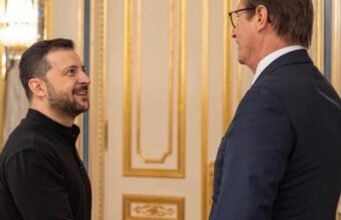 cây đũa thần cho Thị trưởng Frédéric Marquet và huy chương cho nghị sĩ Bruno Fuchs
