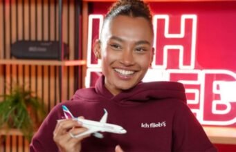Tiếp viên hàng không Eurowings trở thành người mẫu hàng đầu nước Đức