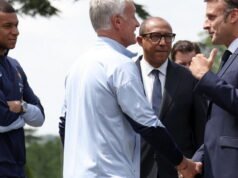 Macron tưởng nhớ Deschamps trước khi ông ra đi