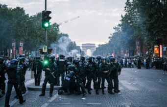 Nhà khoa học chính trị Fabien Jobard lưu ý: “Có nét đặc trưng của Paris hơn là của Pháp”.