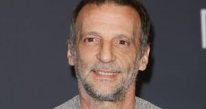 Khác xa với ánh hào quang, Mathieu Kassovitz mở cánh cửa nơi ẩn náu tinh tế của mình gần Bois de Vincennes