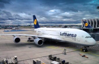 Mũi máy bay Lufthansa bất ngờ rơi xuống, nhiều nhân viên sân bay Frankfurt bị thương