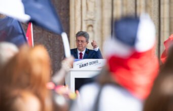 Ở Saint-Denis, Mélenchon đánh mạnh và muốn khẳng định mình là ứng cử viên của cuộc bỏ phiếu hữu ích ở cánh tả