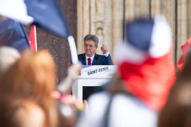 Ở Saint-Denis, Mélenchon đánh mạnh và muốn khẳng định mình