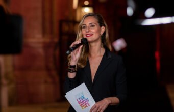 World Cup 2026: Marie Portolano đập tay vào khu vực dành cho nữ, “bạn phải cho chúng tôi biết nếu chúng tôi làm phiền”