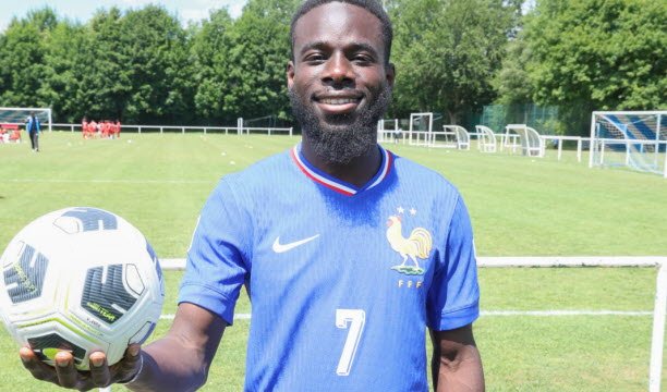Omar hy vọng The Blues sẽ bổ sung thêm ngôi sao thứ ba vào áo đấu của Gà trống. Ảnh Aurélien Ruesterholz