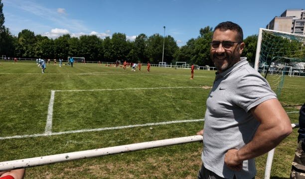 Fikri đang nóng lòng chờ đợi khu vực fan hâm mộ Mulhouse. Ảnh Aurélien Ruesterholz