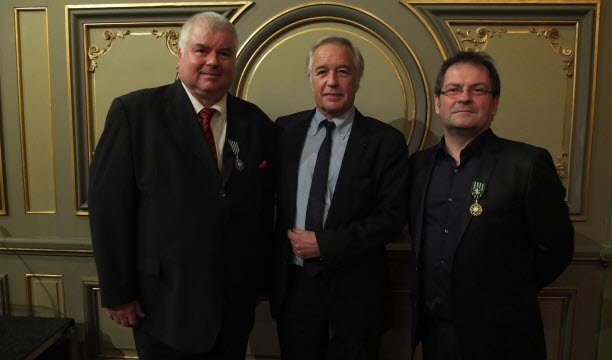 Vào năm 2014, François Rebsamen, ở giữa, đã trao huy hiệu sĩ quan và Hiệp sĩ của Huân chương Nghệ thuật và Thư tín cho Thierry Caens và Dominique Pitoiset (phải). Ảnh EBRA/Le Bien Public/Elsa Ponchon