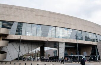Công lý. Tại Dijon Opera, nhiều năm bất ổn về tài chính xung quanh việc trả lương thôi việc