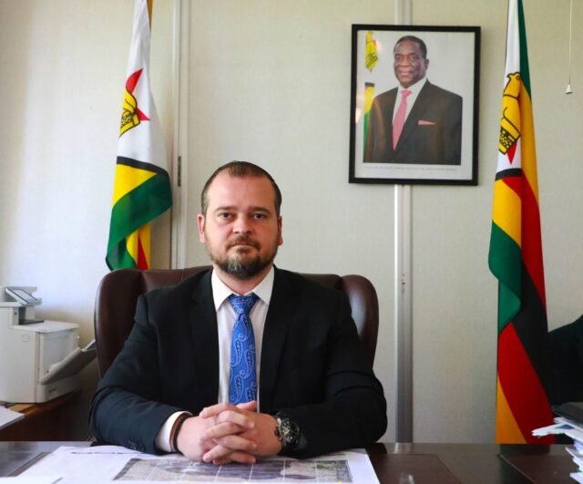 Bộ Đất đai Zimbabwe dưới thời Haritatos: Bồi thường, tham