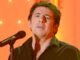 Patrick Bruel bị buộc tội hiếp dâm: “Có hợp đồng”, Laurent Ruquier bảo vệ ông chủ rạp hát nơi anh đóng vai