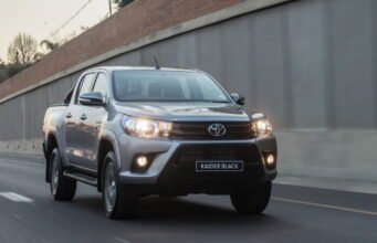 Nỗi nhớ ô tô. Toyota Hilux được đánh giá là mẫu xe mạnh nhất thế giới