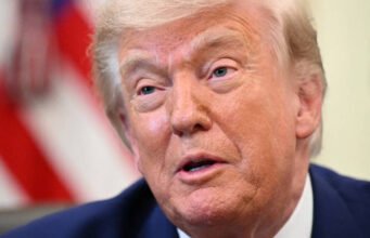 Trump kỷ niệm sinh nhật lần thứ 80 bằng ẩu đả trong lồng ở Nhà Trắng