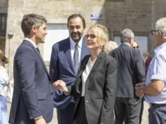 Cái chết của Bernadette Chirac: con gái Claude của bà, được chồng vây quanh, bày tỏ lòng thành kính cuối cùng đối với mẹ mình, ở Corrèze