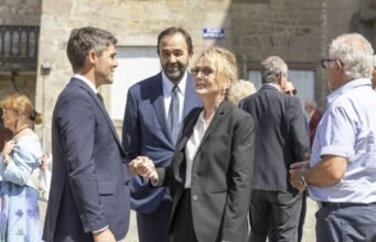 Cái chết của Bernadette Chirac: con gái Claude của bà, được chồng vây quanh, bày tỏ lòng thành kính cuối cùng đối với mẹ mình, ở Corrèze
