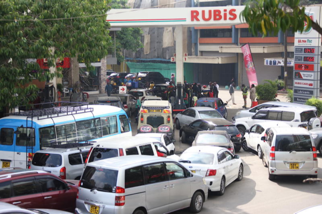 Diesel giảm 10 shilling trong khi xăng, dầu hỏa không