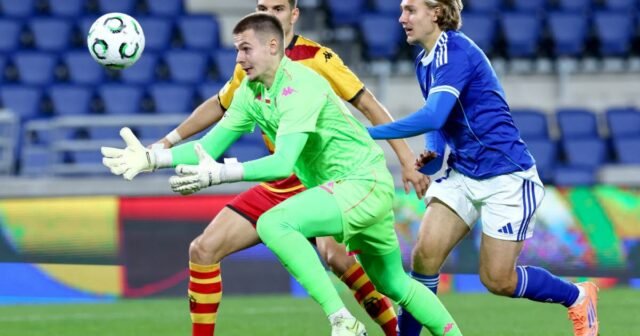 Ligue 1. Thủ môn người Ba Lan Milosz Piekutowksi nên