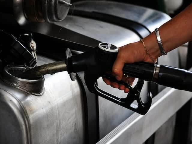 Giá dầu diesel lại giảm xuống dưới 2 euro