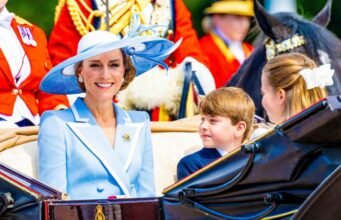 Trooping the Color: Kate Middleton đối mặt với tiếng la ó từ đám đông, cô phản ứng sau khoảnh khắc bất ngờ này