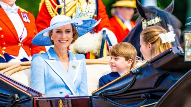 Trooping the Color: Kate Middleton đối mặt với tiếng la