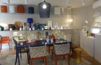 (Trong cửa sổ) Thương hiệu thiết kế Kartell đã thành lập tại trung tâm thành phố Tours