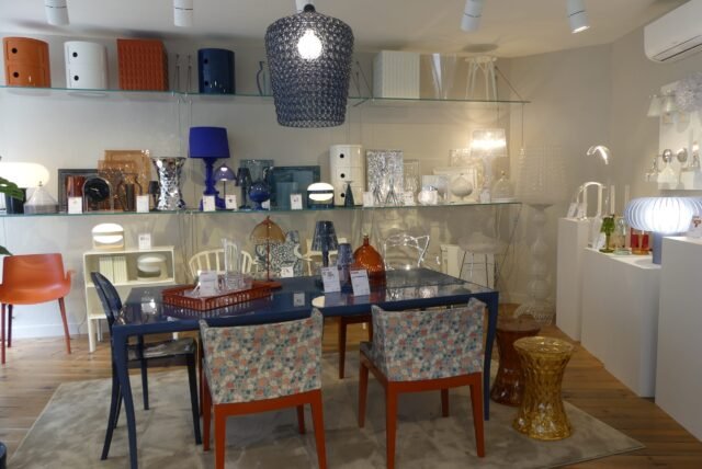 (Trong cửa sổ) Thương hiệu thiết kế Kartell đã thành