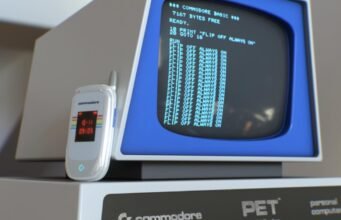 Commodore công bố điện thoại nắp gập “chống truyền thông xã hội” trị giá 500 USD
