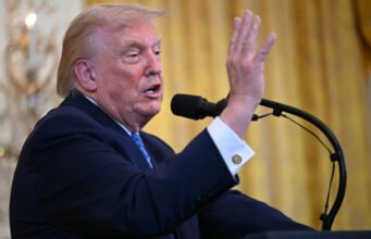 Trump dọa ‘thả bom’ nếu Iran ‘không cư xử’