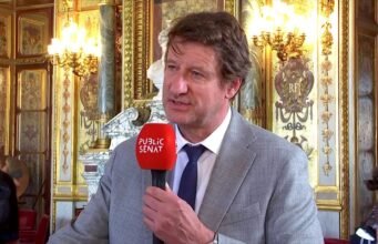 Yannick Jadot khẳng định: “Raphaël Glucksmann chắc chắn là một trong những nhân cách có thể thực hiện được điều này”.