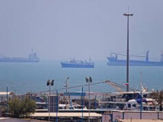 Mỹ dỡ bỏ lệnh phong tỏa các cảng của Iran khi sự bất ổn che mờ Iran đàm phán với Thụy Sĩ