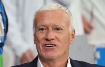 Điện thoại, trò chuyện 10 phút: Didier Deschamps tiết lộ hậu trường về phương pháp dẫn dắt The Blues