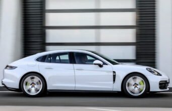 Anh ta làm giả một vụ tai nạn của Porsche và bị bắt vì gian lận bảo hiểm