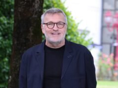 Laurent Ruquier: cứ hai tuần một lần, anh rời Paris để đến biệt thự xa hoa bên bờ biển, “từ 8:30 sáng tôi sẽ ở trên bãi biển”