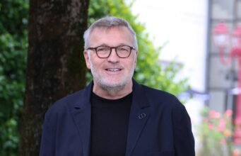 Laurent Ruquier: cứ hai tuần một lần, anh rời Paris để đến biệt thự xa hoa bên bờ biển, “từ 8:30 sáng tôi sẽ ở trên bãi biển”