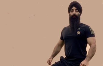 Cuối cùng, một người Sikh ở trung tâm