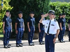 hai mươi tân binh sĩ quan nhận bằng tốt nghiệp