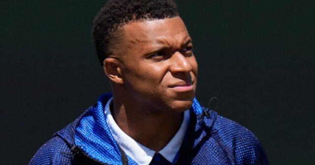 Kylian Mbappé lo liệu mọi việc