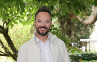 Jarry (48 tuổi): “Đi đến hồi kết của một điều gì đó”, danh hài trốn khỏi Paris để lánh nạn gần Cannes cùng cặp song sinh, “Tôi cần một cuộc sống bình thường”