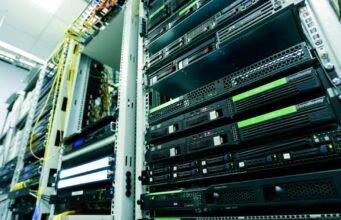 90 người biểu tình phản đối dự án trung tâm dữ liệu của Microsoft