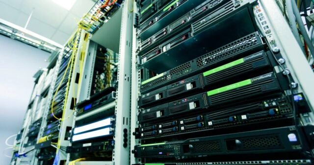 90 người biểu tình phản đối dự án trung tâm