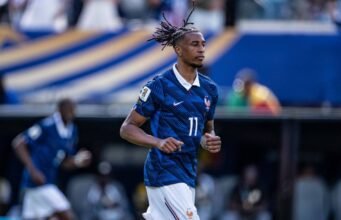 Tại sao Michael Olise lại giơ ngón giữa với Jamal Musiala sau chiến thắng của Bayern Munich?