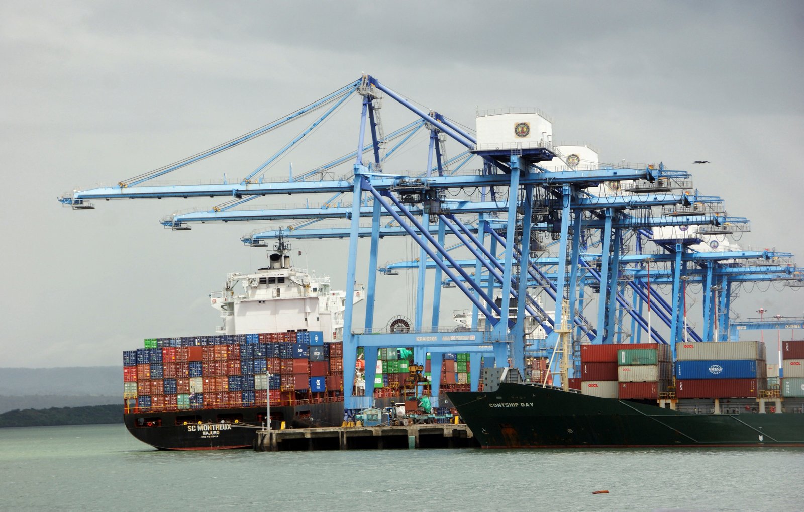 Cần cẩu sắp xếp việc vận chuyển container từ tàu tại bến container của Cơ quan quản lý cảng Kenya (KPA), tại cảng Mombasa, Kenya ngày 30 tháng 7 năm 2025. REUTERS/Laban Walloga