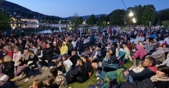 Vosges. Pháo hoa, rượu khai vị điện, lễ hội Polynesia…
