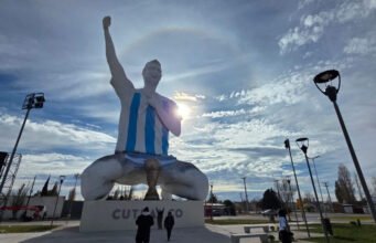 Sau Ronaldo, tượng mới của Messi bị cư dân mạng chế nhạo