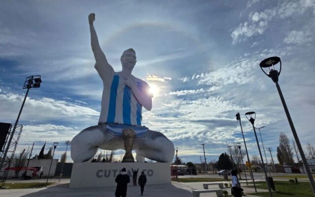 Sau Ronaldo, tượng mới của Messi bị cư dân mạng